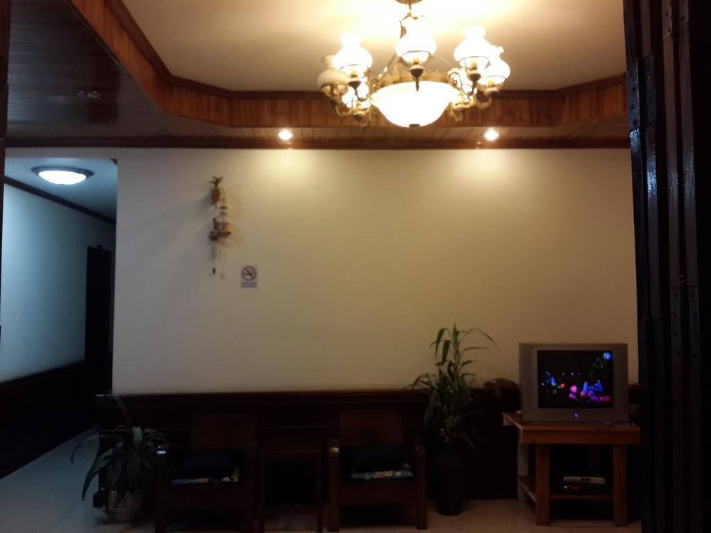 A Tee Guesthouse Луанг Прабанг Екстериор снимка