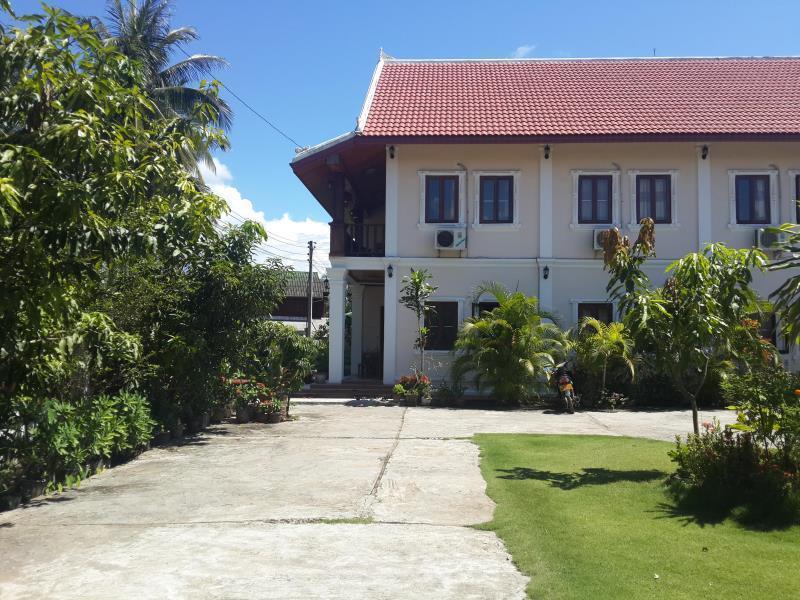 A Tee Guesthouse Луанг Прабанг Екстериор снимка